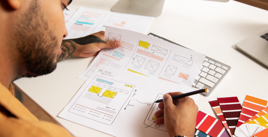 Optimización continua de campañas digitales en plataformas publicitarias.