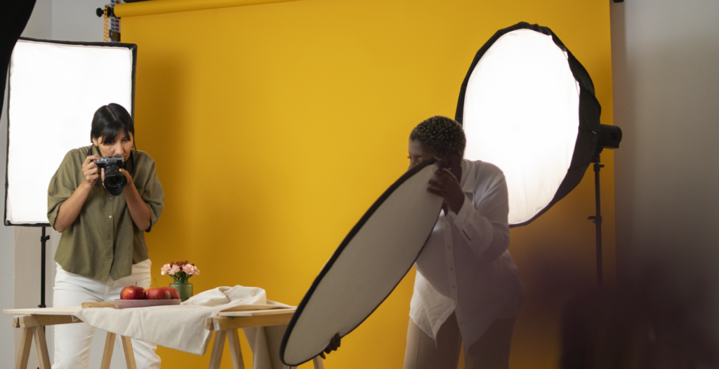 Set fotográfico para fotografía de producto con fondo neutro y luces profesionales.